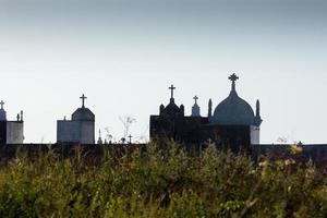 Silhouetten von Kreuzen auf einem Friedhof in Galicien, Spanien. foto