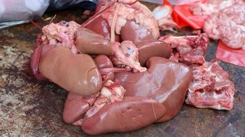 frisches rohes Fleisch vom Schwein, Rind, Rippe und Innereien foto