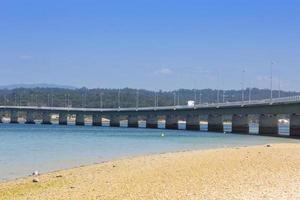 lange Brücke, die eine Insel mit dem Festland verbindet foto