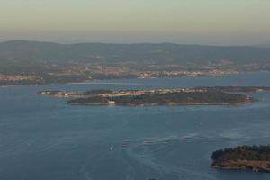 Gesamtansicht der Ria de Arosa in Galicien, Spanien foto