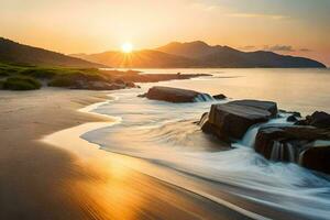 ein Sonnenuntergang auf ein Strand mit Wellen und Felsen. KI-generiert foto