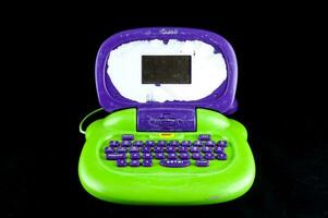 ein lila und Grün Spielzeug Laptop mit ein Tastatur foto