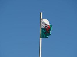 walisische Flagge von Wales über blauem Himmel foto