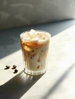 ein vereist Kaffee mit Eis und Kaffee Bohnen ai generativ foto