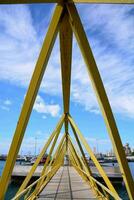 Gelb Brücke Über Wasser mit Blau Himmel im Hintergrund foto