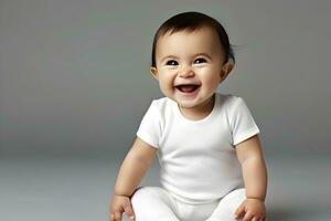 Baby tragen Weiß Hemd Bodysuit Attrappe, Lehrmodell, Simulation, beim grau Hintergrund. Design Strampler Vorlage, drucken Präsentation Attrappe, Lehrmodell, Simulation. ai generiert. foto