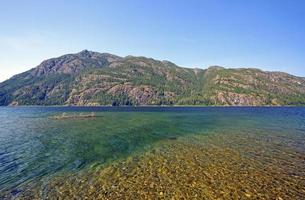 Untiefen und See in einem Bergpark foto