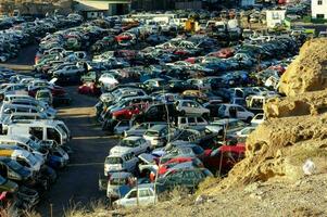 ein groß Menge von Autos geparkt im ein Wüste foto