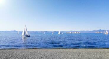 verschwommen Segeln Regatta im avacha Bucht auf Kamtschatka Halbinsel foto