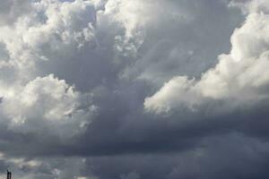 Bild von dunkel Wolken im das Himmel foto