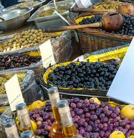 Oliven auf Provencal Straße Markt im Provence, Frankreich. Verkauf und Kauf. foto