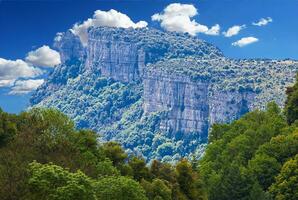 schön Berg Landschaft mit Blau Himmel im Spanien foto