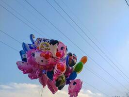 Bündel von Luftballons fliegend im das Himmel foto