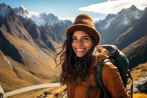 Wandern Frau mit Rucksack im Kordilleren Blanca, Peru, Rückseite Aussicht Backpacker Frau Gefühl Freiheit im ein spektakulär Berge Landschaft in der Nähe von machu Picchu im Peru, ai generiert foto