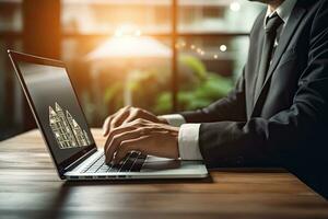 Geschäftsmann mit Laptop Computer mit Zuhause Symbol auf Bildschirm im Büro, echt Nachlass Konzept. Geschäftsmann Hand Arbeiten auf Laptop Computer mit Haus Symbol auf Bildschirm, ai generiert foto