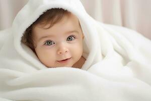Porträt von ein süß wenig Baby eingewickelt im ein Weiß Decke, Porträt von ein süß Baby unter ein Weiß Decke auf ein Licht Hintergrund, ai generiert foto