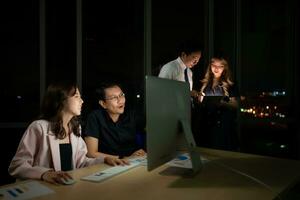 Gruppe von Geschäft Menschen Arbeiten im Büro beim Nacht. Geschäft Konzept. foto