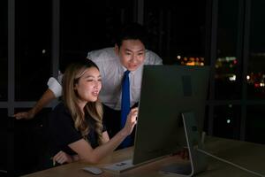 beide von jung asiatisch Makler International Lager Händler Arbeiten zusammen auf Desktop beim Nacht Büro, International finanziell Investition Unternehmen Konzept foto