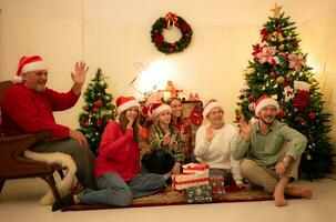 fröhlich Weihnachten und glücklich Ferien heiter Familie feiern Weihnachten beim heim. foto