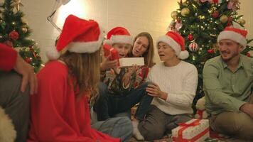 fröhlich Weihnachten und glücklich Ferien heiter Familie feiern Weihnachten beim heim. foto