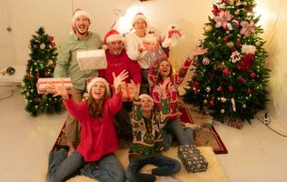 fröhlich Weihnachten und glücklich Ferien heiter Familie feiern Weihnachten beim heim. foto