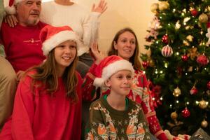 fröhlich Weihnachten und glücklich Ferien heiter Familie feiern Weihnachten beim heim. foto