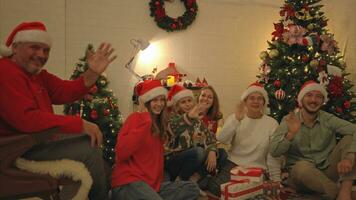 fröhlich Weihnachten und glücklich Ferien Cheerfu Familie feiern Weihnachten beim heim. foto