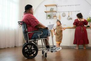 ein Übergröße Familie mit ein Vater tragen ein Prothese Bein, Sie glücklich machen Frühstück zusammen im das im das Küche Zimmer von das Haus foto