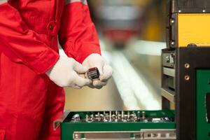 Bild von Ingenieur mit Reparatur Werkzeuge von das elektrisch Zug Industrie Dort ist ein elektrisch Zug im das Zug Reparatur Fabrik wie das Hintergrund Bild. foto