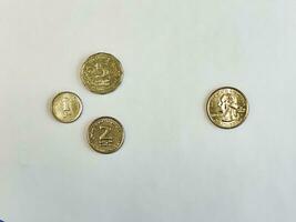 uns Quartal Dollar Münze vs. eins, zwei und fünf Schekel Münzen foto