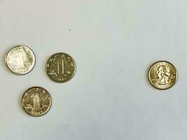 uns Quartal Dollar Münze vs. drei einer Yuan Münzen foto