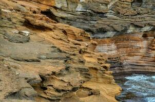 ein Cliff in der Nähe von das Ozean foto