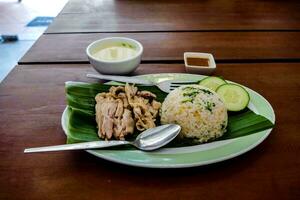 das Essen ist serviert auf ein Teller mit ein Löffel und ein Tasse von Reis foto