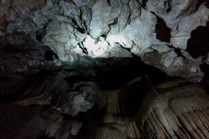 das Höhle ist zündete oben mit ein Licht foto