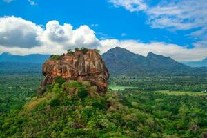 Sigiriya, auch bekannt das Löwe Felsen, ein uralt Festung im sri Lanka foto