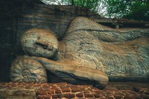 liegend Buddha Statue beim gal Vihara, das Felsen Tempel, im Polonnaruwa, sri Lanka foto