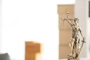 Statue von Gott themis Dame Gerechtigkeit ist benutzt wie Symbol von Gerechtigkeit innerhalb Gesetz Feste zu zeigen Wahrhaftigkeit von Fakten und Leistung zu Richter ohne Vorurteil themis Dame Gerechtigkeit ist von Gerechtigkeit. Kopieren Raum foto