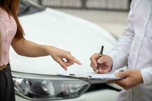 Auto Händler bringt Der Umsatz Vertrag zum Kunde zu Zeichen nach Kunde hat ausgewählt Auto Sie wollen und einverstanden zu Kaufen Auto mit Händler. Konzept von eintreten in ein Der Umsatz Vertrag mit ein Vertrauenswürdige Verteiler foto