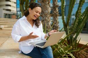 jung Frau mit Laptop, haben ein online Job Interview mit Std Manager über Video Verknüpfung. Personen. Werdegang und Rekrutierung foto