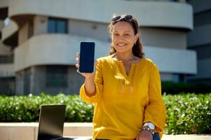 ein modern Clever Telefon mit leeren leer Attrappe, Lehrmodell, Simulation Digital Bildschirm mit kostenlos Anzeige Raum zum Handy, Mobiltelefon Anwendung im Frau Hand foto