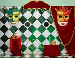 Zirkus Hintergrund mit verschiedene Zirkus Objekte. Bühne von das Zirkus Theater. hell Zirkus Dekorationen mit Hüte, Gefieder und Gold Reifen und Clown Masken. foto