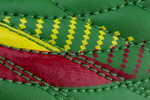 Fragment von ein Grün Rot Sneaker. das Textur von das Material von Sport Schuhe foto