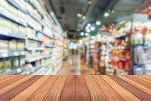 leeren Holz Tabelle oben mit Supermarkt verschwommen Hintergrund zum Produkt Anzeige foto