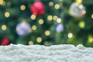 leerer weißer schnee mit unschärfe weihnachtsbaum mit bokeh hellem hintergrund foto