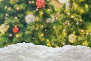 leerer weißer schnee mit unschärfe weihnachtsbaum mit bokeh hellem hintergrund foto