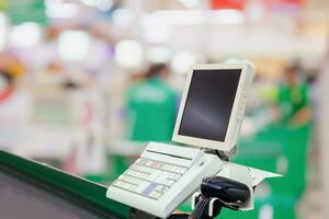 leeren Kassierer Auschecken Schreibtisch mit Terminal im Supermarkt foto