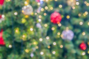 abstrakter unscharfer weihnachtsbaum mit bokeh hellem hintergrund foto