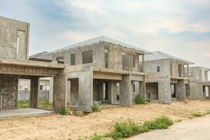 Bau eines neuen Wohnhauses mit Vorfertigungssystem auf der Baustelle foto