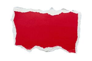 Stück von rot Papier zerreißen isoliert auf Weiß Hintergrund foto