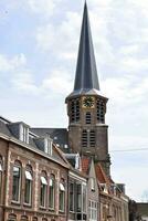 ein Kirche mit ein Uhr Turm im das Mitte von ein Stadt, Dorf foto